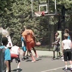 LeBron James taffe des gosses à l'anniversaire de son fils Bryce