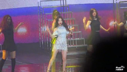 Nayeon (TWICE) diện váy ngắn nóng bỏng trong TWICELAND Concert