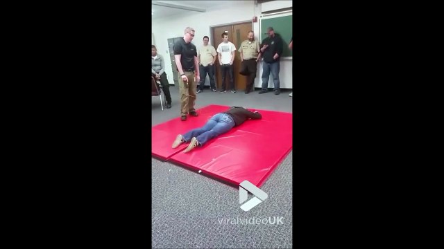 Cette policière lache un pet au moment ou elle se fait taser... Oups