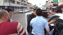 Ehliyetsiz Kaza Yapıp Kaçan Suriyeli Polisi Peşine Taktı... Anahtarı Vermemek İçin Böyle Direndi