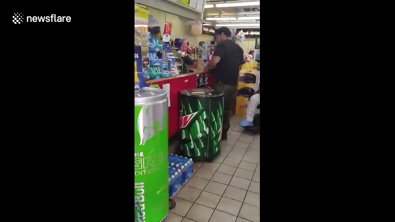 Un homme ivre mange l'un des piments le plus fort du monde