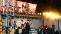Dave Grohl (Foo Fighters) invite sa fille  à jouer de la batterie lors d'un concert