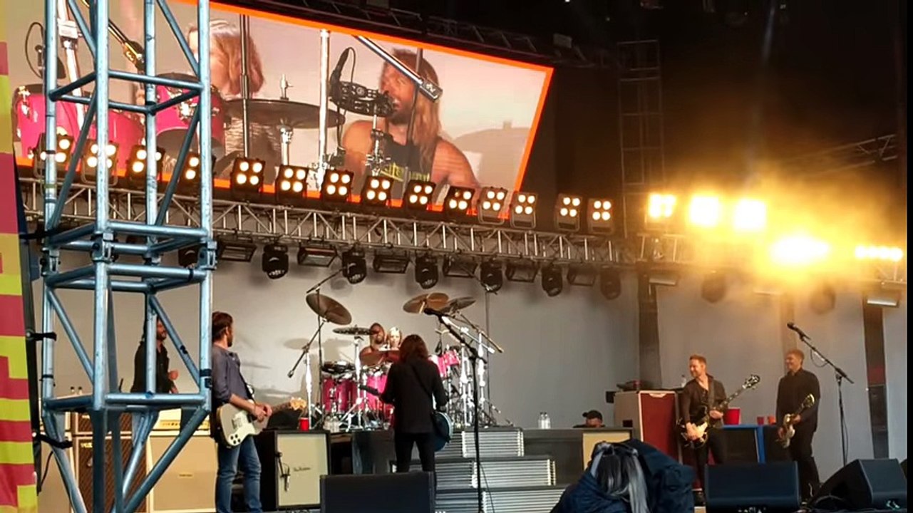 Dave Grohl (Foo Fighters) invite sa fille  à jouer de la batterie lors d'un concert