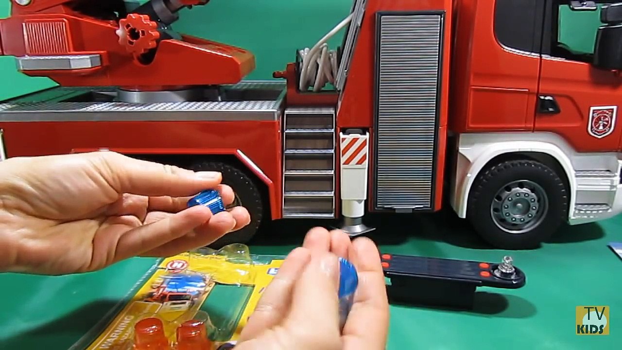 Et moteur feu lumière pompe son jouets eau avec frère Scania 03590