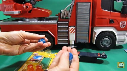 Et moteur feu lumière pompe son jouets eau avec frère Scania 03590