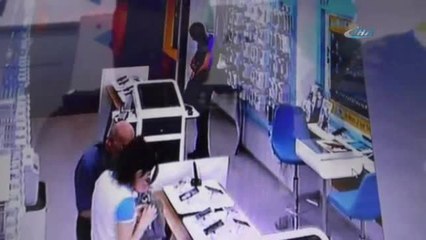 Çalışanları Atlatan Telefon Hırsızı Kameralara Yakalandı