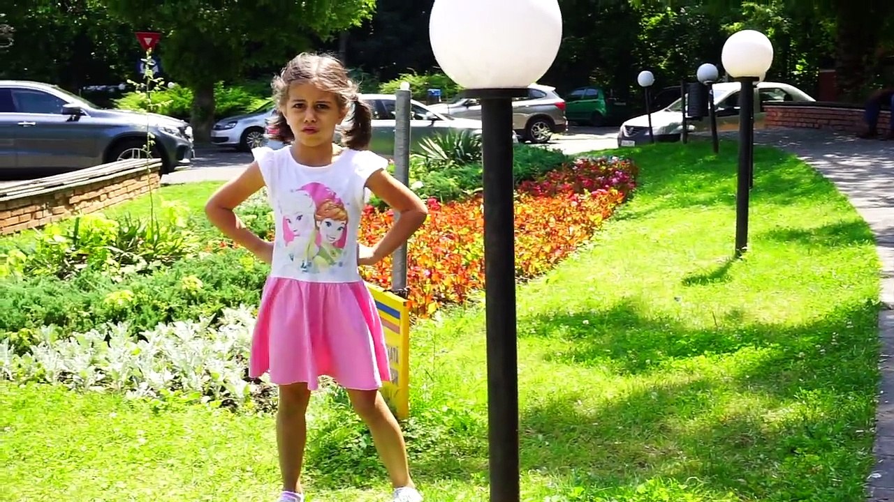 Bad babies fight! Bad kid steals chips to Crying Baby JOHNY JOHNY Yes Papa song Learn Colo