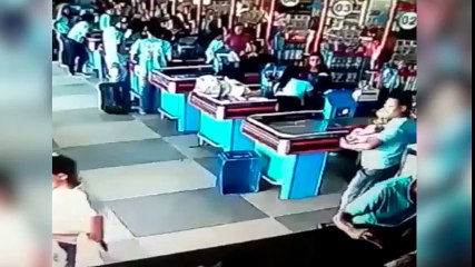 ¡Maradona dando toques en el supermercado!
