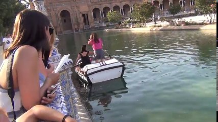 Deux touristes empotées en grosse galère avec leur barque rament mais seulement au sens figuré