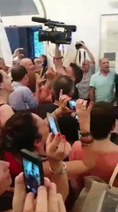 Michel Castellani, fraîchement élu, chante le Dio vi salvi avec Jean-Guy Talamoni, Gilles Simeoni et Pierre Savelli