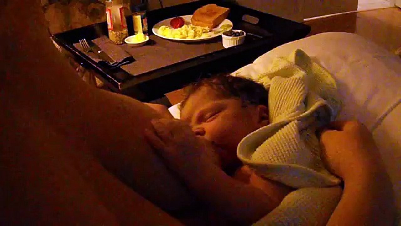 BREASTFEEDING NEWBORN AFTER A WATER BIRTH!