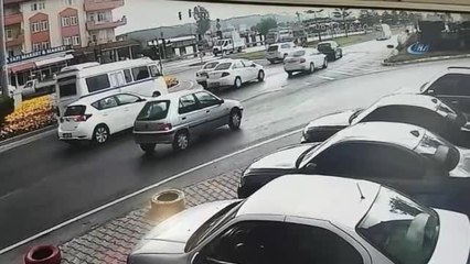 Virajı Alamayan Beton Mikseri Yola Böyle Devrildi: 1 Yaralı