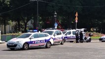 Champs-Elysées: Un véhicule percute une camionnette de gendarmerie et prend feu - La police sur place