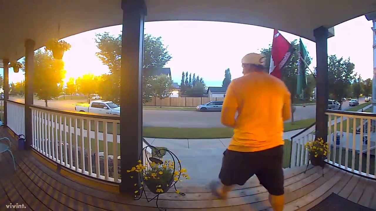 Quand tu croises une bande de jeunes sur le trottoir