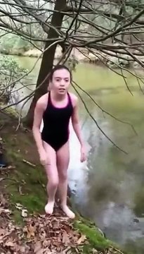 Un père essaie d'aider sa fille à sortir hors d'un ruisseau gelé !! Fail