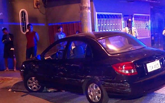 Un auto chocó contra la pared de una vivienda al sur de Guayaquil
