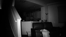 Un couple a une surprise en visionnant la cam�ra de surveillance install�e dans le salon