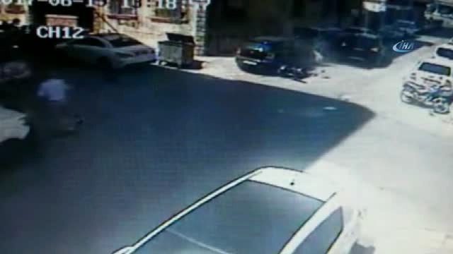 Feci Kaza Kamerada... Çarptığı Motosikletli Park Halindeki Aracın Camından İçeri Girdi