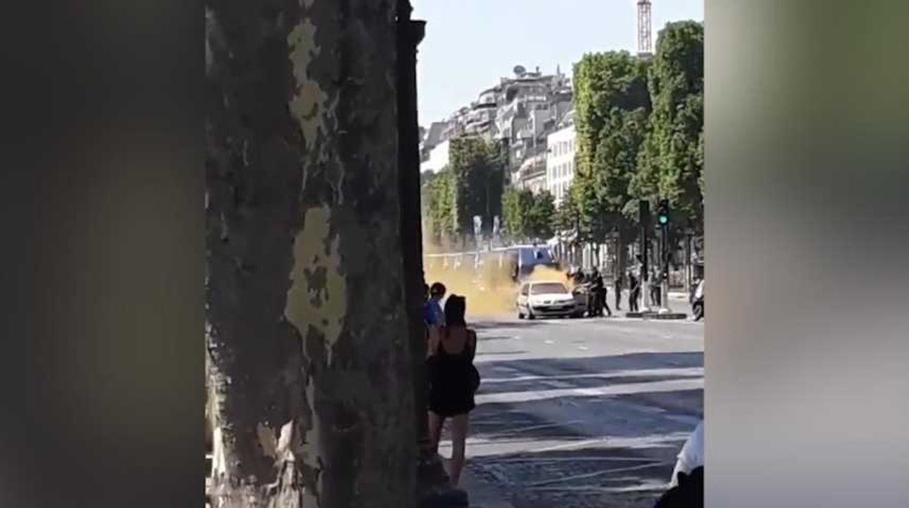 Champs-Élysées: Une vidéo montre l'assaillant extirpé de sa voiture