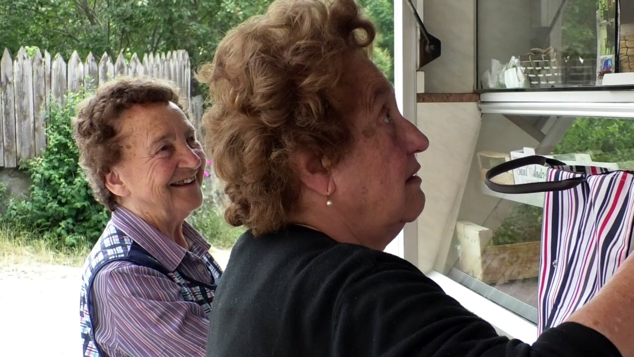 Alpes-de-Haute-Provence : L'épicerie ambulante de la Vallée de la Blanche amène le sourire dans les petits villages