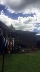 Fainéant ce gars balance le linge pour le faire sécher LOL
