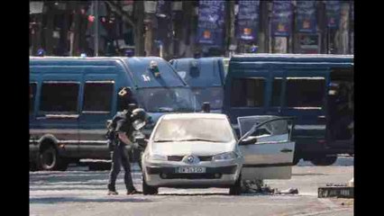 Un coche impacta contra un furgón policial en los Campos Elíseos de París