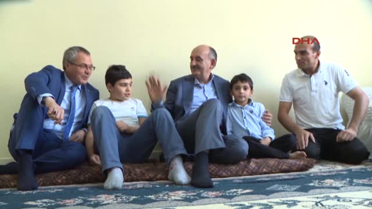 Bakan Müezzinoğlu'ndan 'Çat-kapı' Ramazan Ziyaretleri