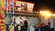 Dave Grohl invite sa fille à jouer à la batterie en concert des Foo Fighters !