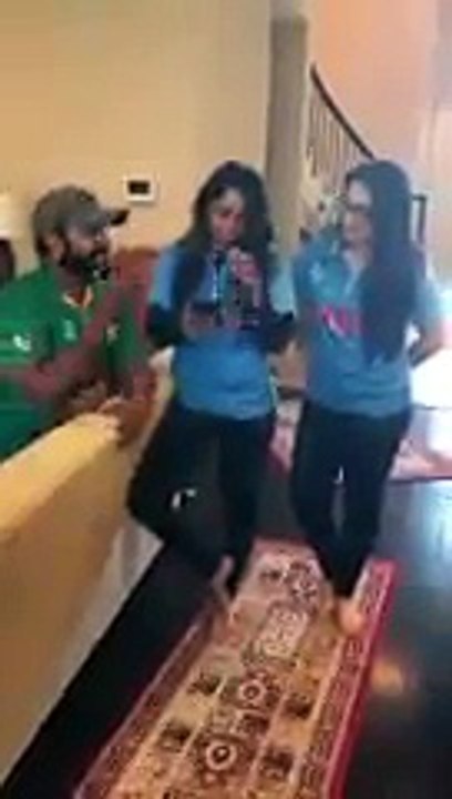 Indian girls singing Pakistani National anthem ایک پاکستانی نے اپنی بھارتی دوستوں سے شرط لگائی تھی جو ہارے گا دوسرے ملک کا ترانہ پڑھے گا دیکھئے اس لڑکے نے کیسے زبردستی ترانہ پڑھوایا پاکستان کا