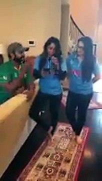 Indian girls singing Pakistani National anthem ایک پاکستانی نے اپنی بھارتی دوستوں سے شرط لگائی تھی جو ہارے گا دوسرے ملک کا ترانہ پڑھے گا دیکھئے اس لڑکے نے کیسے زبردستی ترانہ پڑھوایا پاکستان کا