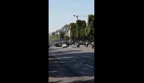 Le moment où la police tente d'extirper le suspect de la voiture des Champs-Elysées.