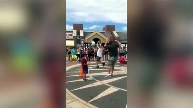 Un animateur pour enfants fait tomber un pistolet de sa poche