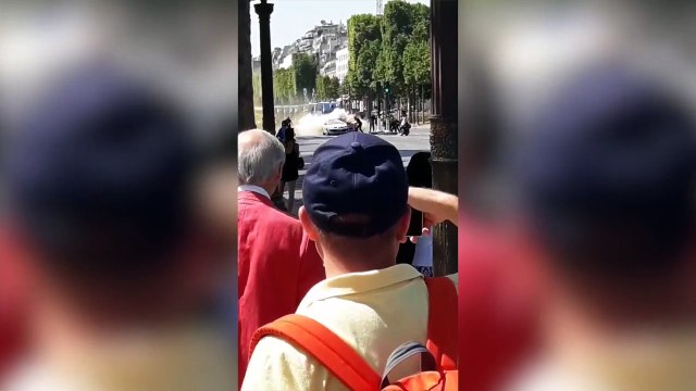 Champs-Elysées : un conducteur radicalisé fonce sur les gendarmes