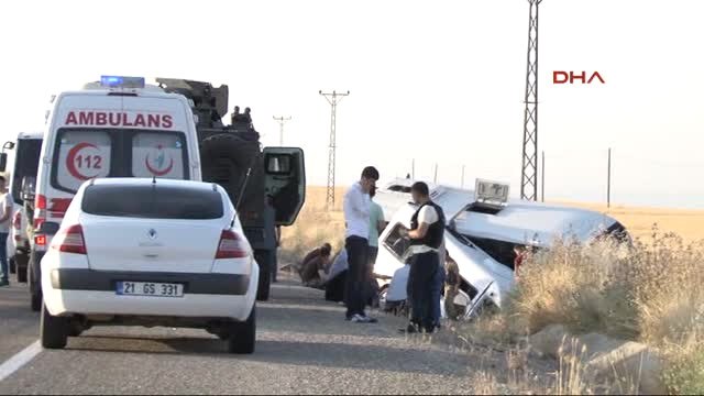 Diyarbakır'da Polis Aracıyla Minibüs Carpıştı: 2 Ölü, 9'u Polis 19 Yaralı