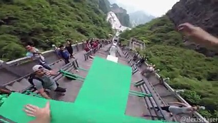 Free Street Runner @ Wall Of China. Can you do this. Ye kr ke dekhao