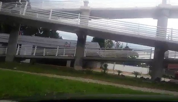 Una moto usando el puente peatonal del IHSS