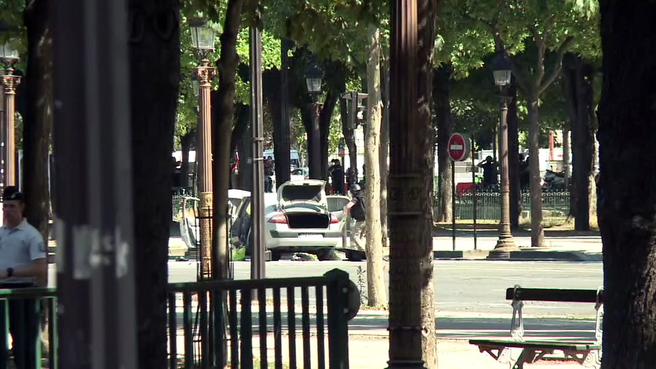 Anschlagsversuch in Paris: Mann rammt mit Auto Polizeifahrzeug