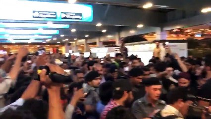 Video herunterladen: Sarfraz Ahmed reception at Karachi airport after defeating India in ICC Champions Trophy Final 2017