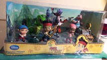 Unboxing Disney figurine playset Jake in the Never Land Pirates Treasure Chest-Ax