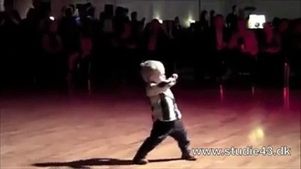 দুই বছরের বাচ্চার নাচ দেখেন! অবাক হয়ে যাবেন