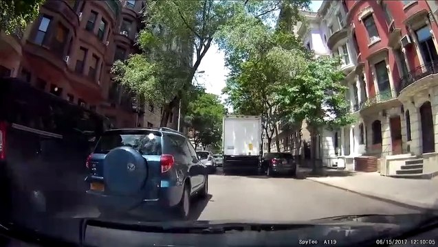 Ce chauffeur de camion eclate une moto sur le coté et se barre sans rien dire