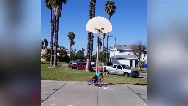 Spiderman en vélo qui se prend un panier de basket... Oui oui