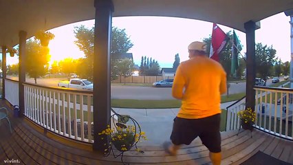 Mais de quoi a-t-il peur comme ça... Hilarant!