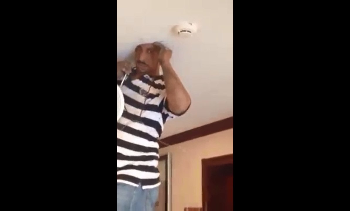 Un électricien se coince la tête dans un plafond.
