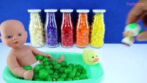 Bébé poupée bain temps Apprendre les couleurs avec gelée haricot bébé bouteilles avec jouets à lintérieur