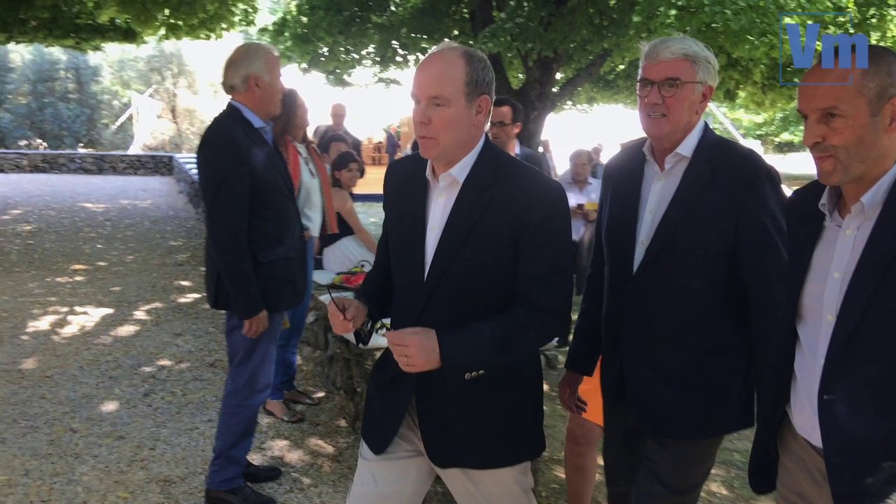 Le prince Albert soutient la cause des abeilles à Mazaugues