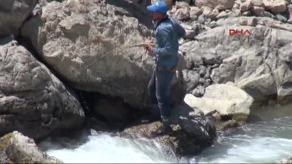 Hakkari Zap'ta Kaybolan Miraç'ı Dalgıç Polisler Arıyor