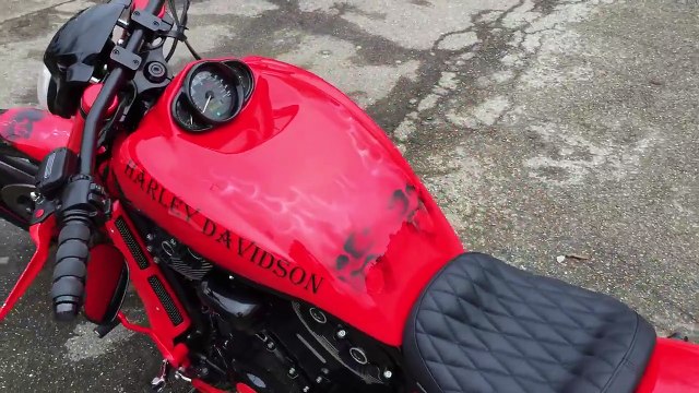 Harley Davidson VRSCDX V-Rod Night Rod Custom AirRide 260er Reifen Porsche Rot