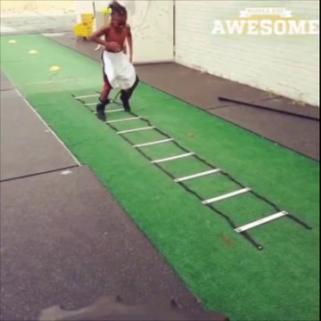 L'entrainement de cet enfant est FOU... Futur champion de Foot US