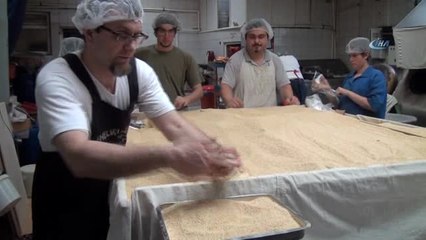 Kütahya'nın Yöresel Tatlısı 'Bitli Helva' Ramazan Ayında Yok Satıyor